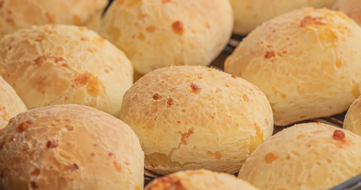 Receita de Pão de queijo de liquidificador perfeita para o seu café da manhã