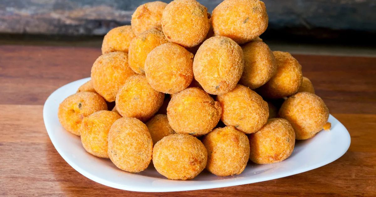 Bolinho de aipim com carne-seca