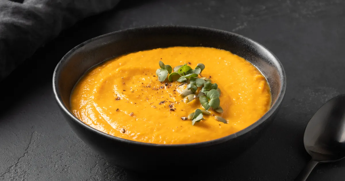 Sopa de abóbora com legumes