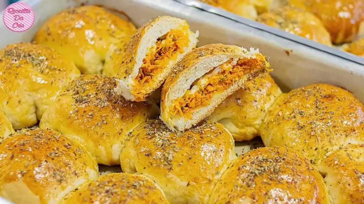 Pãozinho recheado de frango com Catupiry: Aprenda a fazer essa delícia saborosa