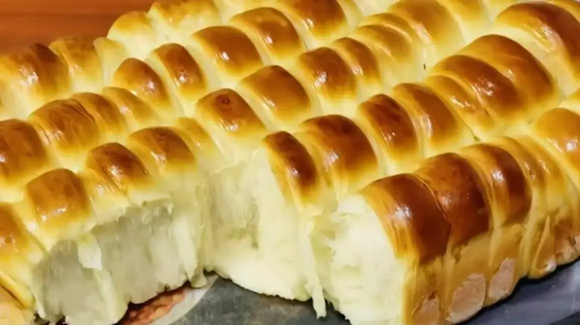 Receita de Pão Caseiro Fofinho que Desfia de Tão Macio e Delicioso