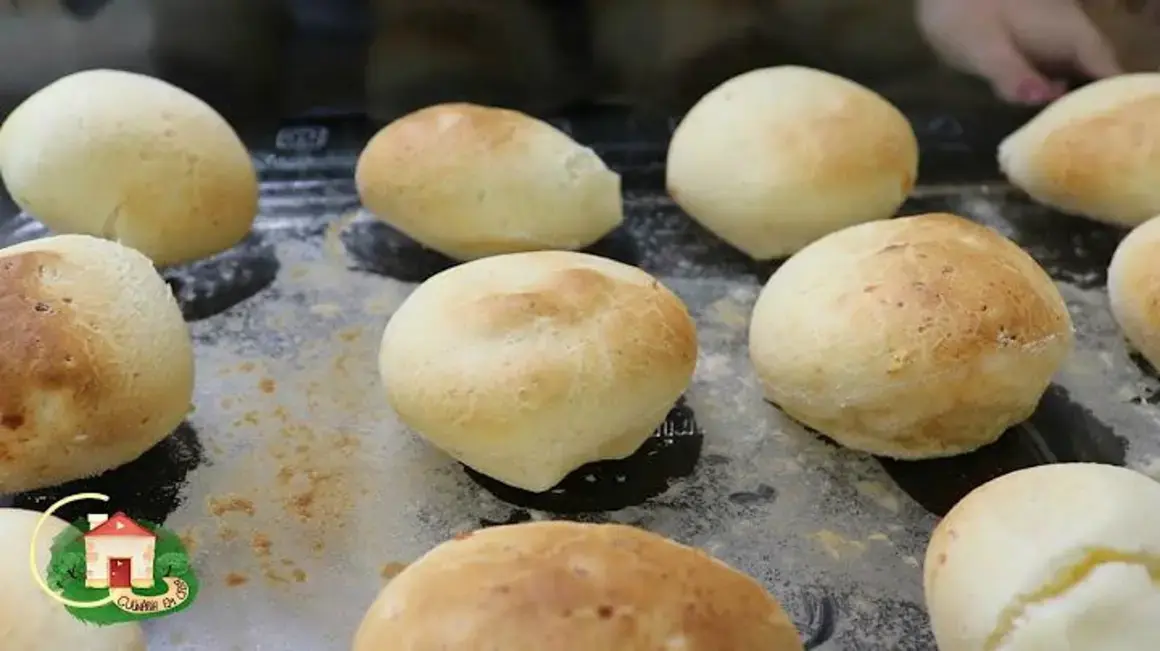 Receita de pão de queijo feito com batata que derrete na boca e é irresistível