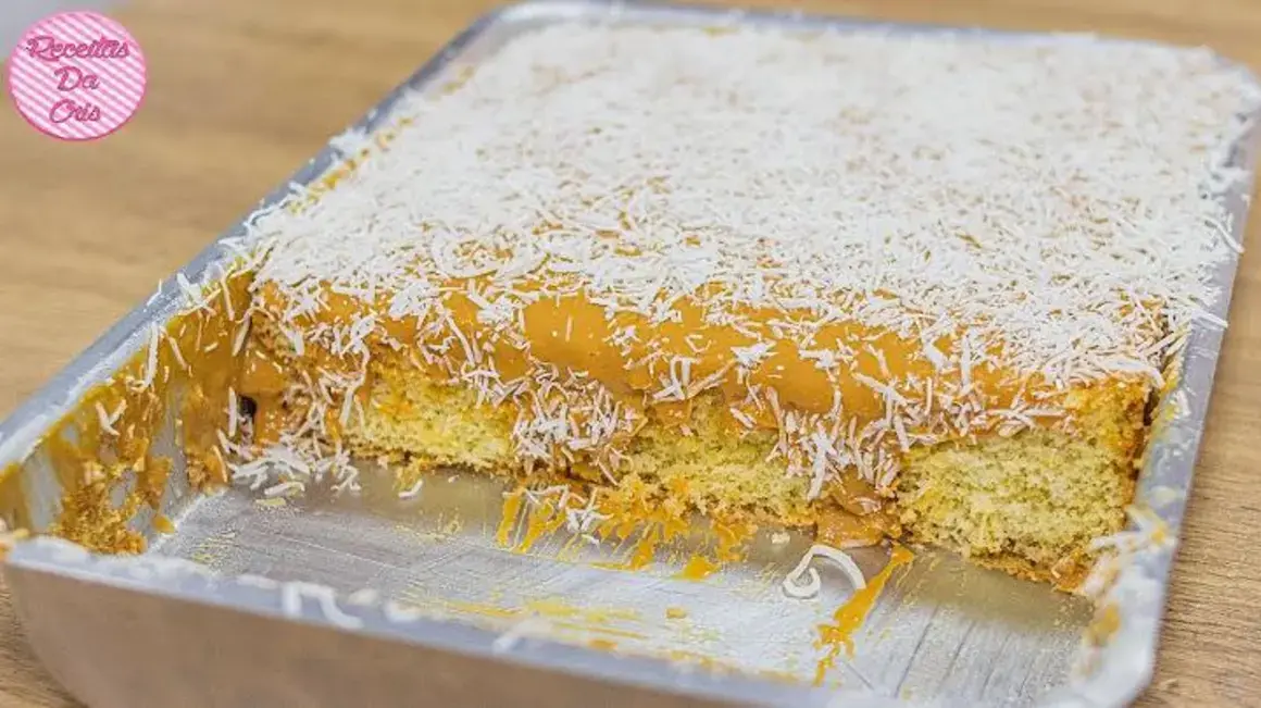Receita de Bolo Pão de Ló com Cobertura de Doce de Leite e Coco Cremoso