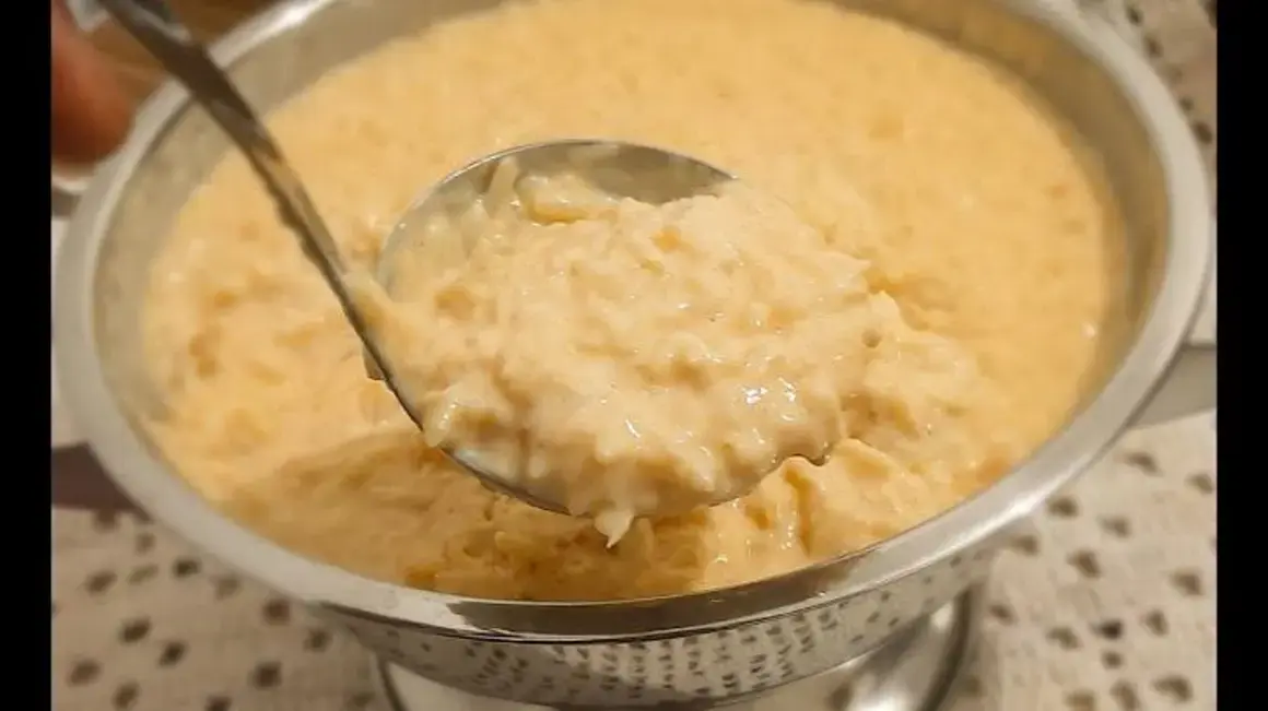 Receita de Arroz Doce Cremoso com Doce de Leite Cozido que Preparei Em Casa